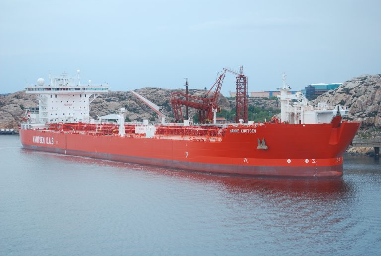 Oil_tanker_discharging